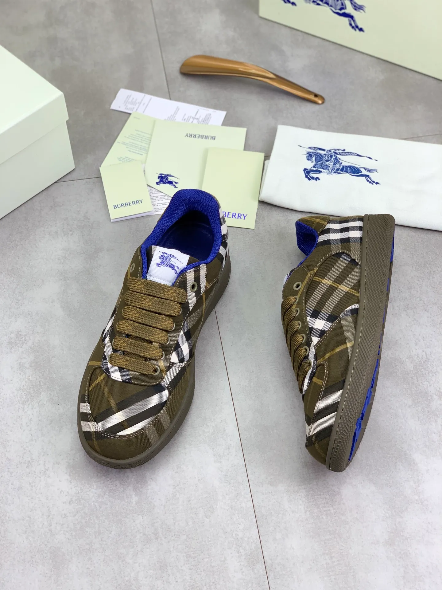 Factory price P580 [BURBERRY] Burberry - High-end quality original order - Upper: imported 🔝 original material - Inner: cowhide lining, feet; water-dyed cowhide - Outsole: ultra-light TPR rubber; two-color molded outsole - Super high quality control · Fine workmanship: highlighted (high-end, extravagance, grade) -Size: 38-46 (Male 38 46 can be customized) · Color: 5️⃣ colors available